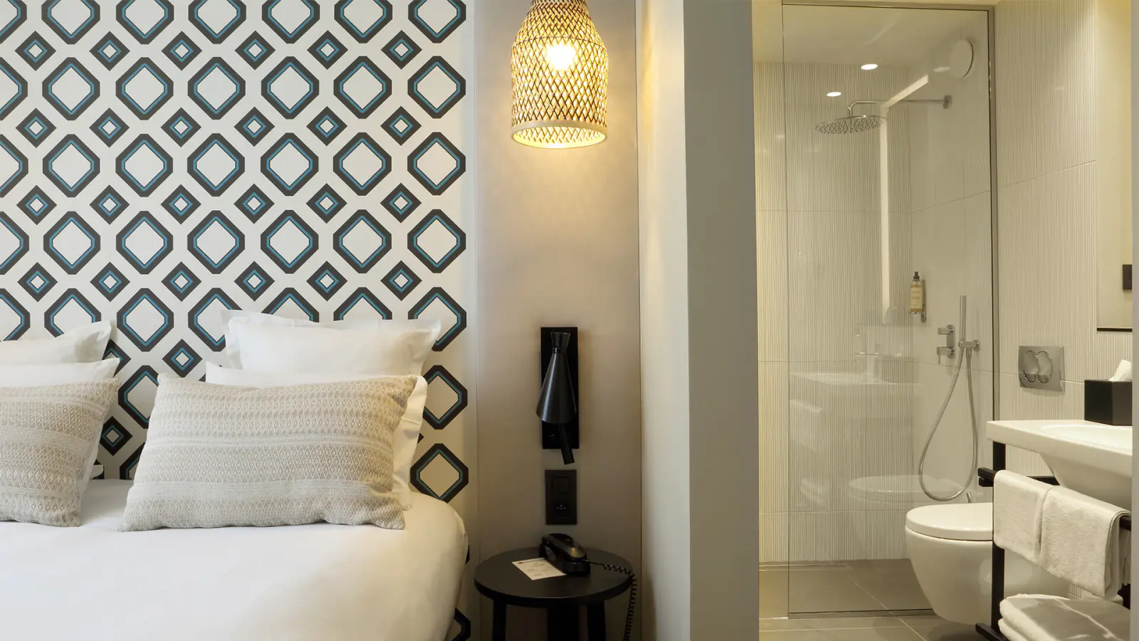 Chambre Confort : lit double et accès à la salle de bain