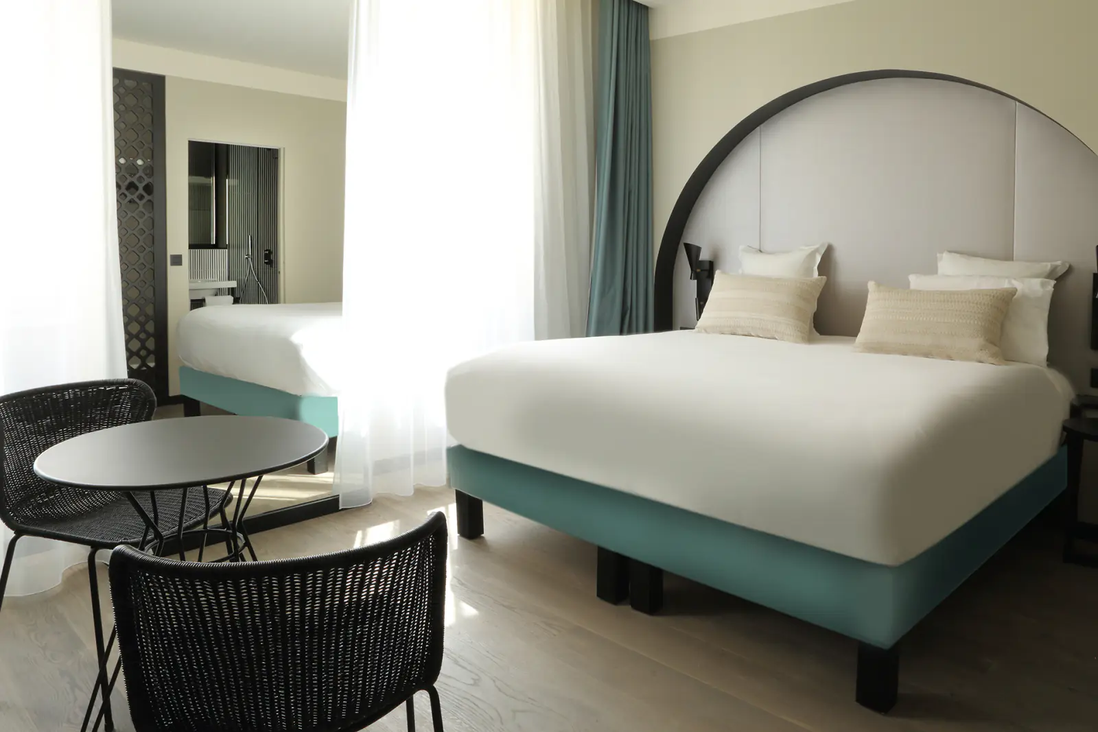 Chambre Deluxe : grand lit et table avec chaises