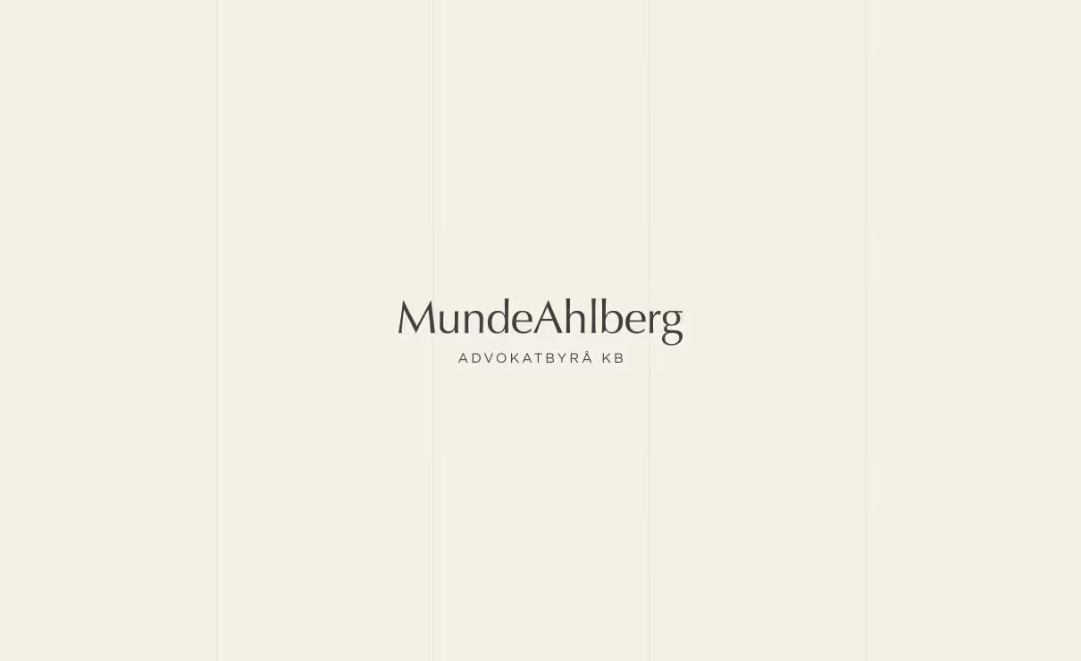 Logotyp för MundeAhlberg advokatbyrå KB på ljus bakgrund.