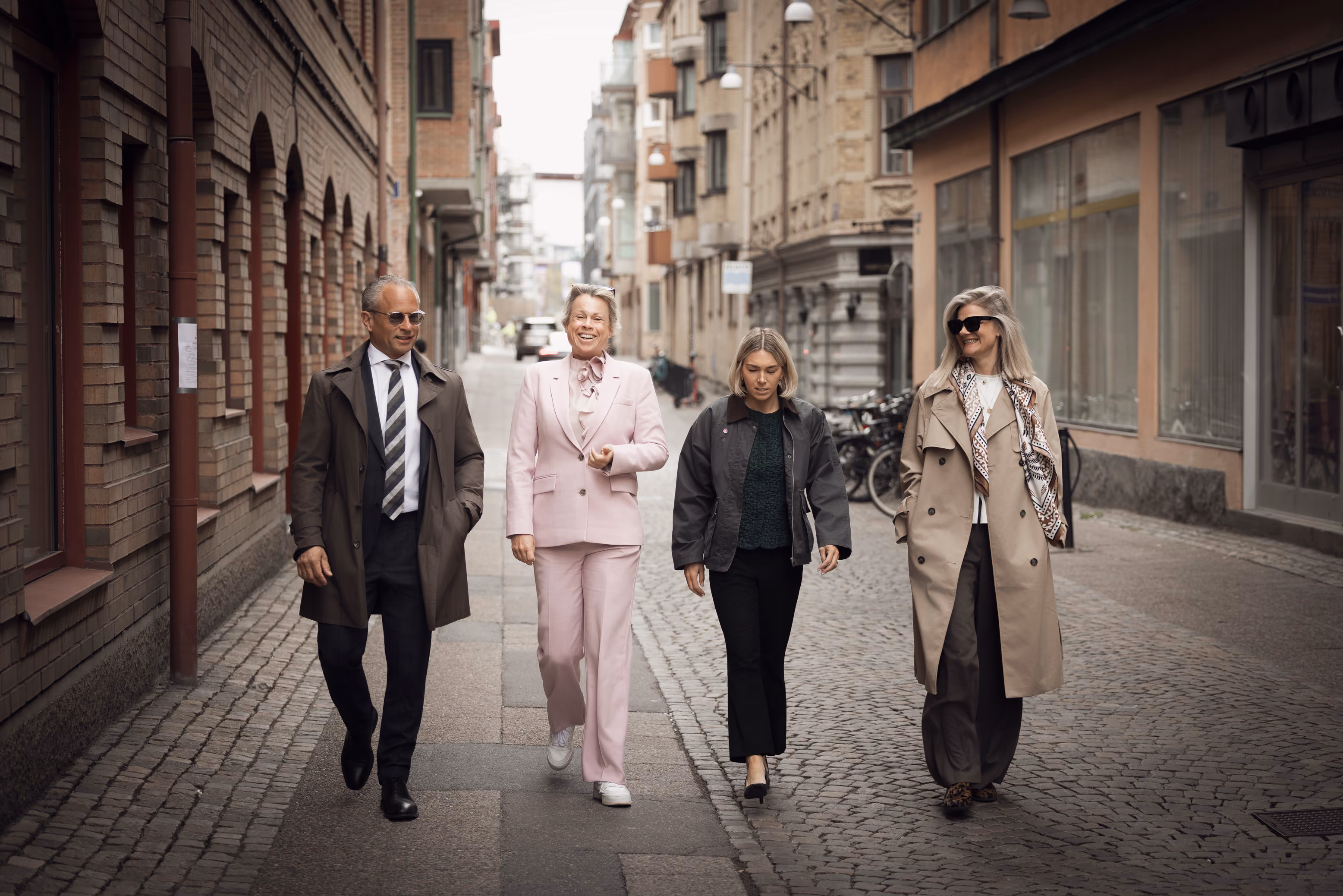 Fyra personer från MundeAhlberg går utomhus i centrala Göteborg.