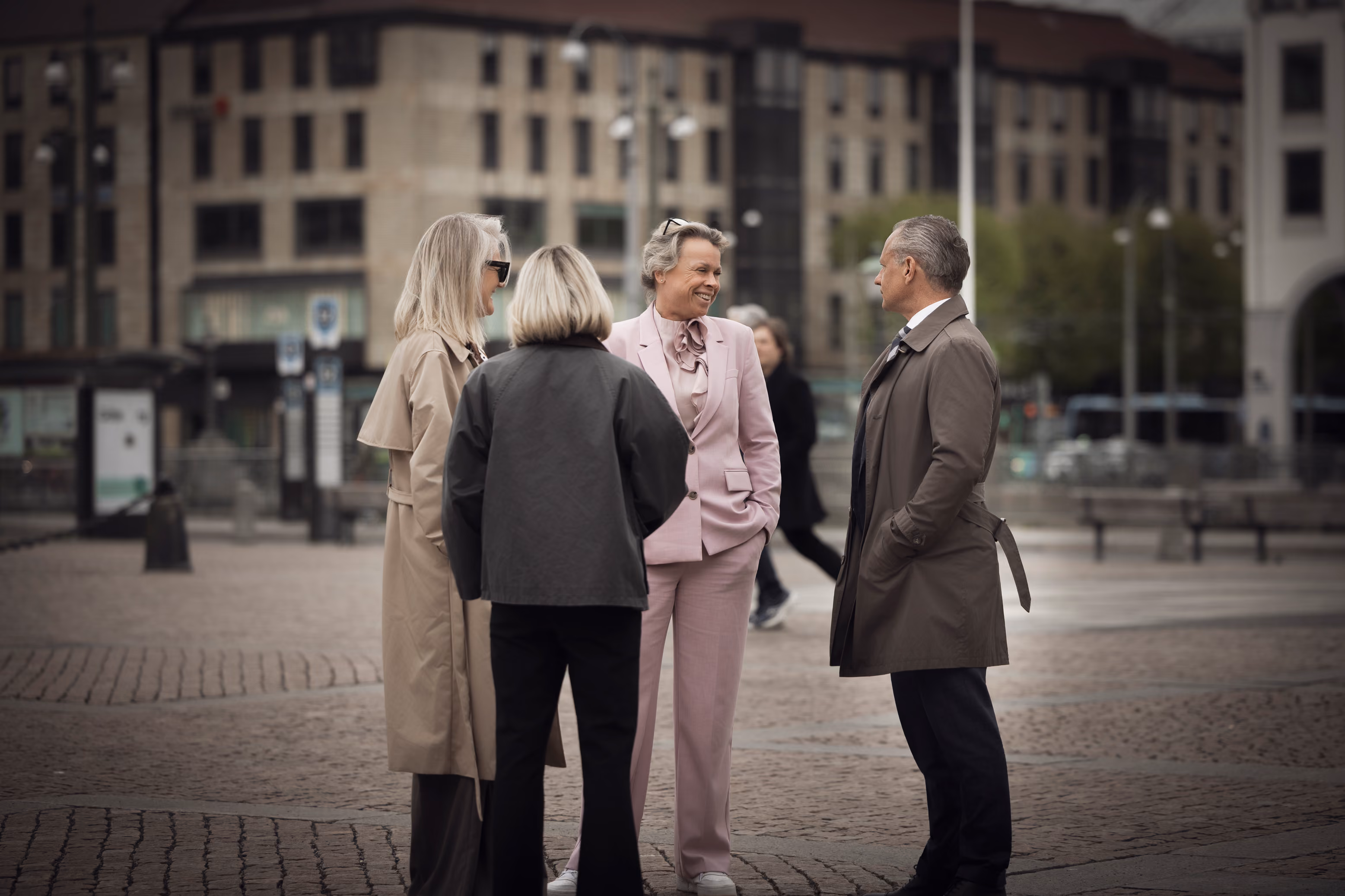 Fyra personer från MundeAhlberg samtalar utomhus i centrala Göteborg.