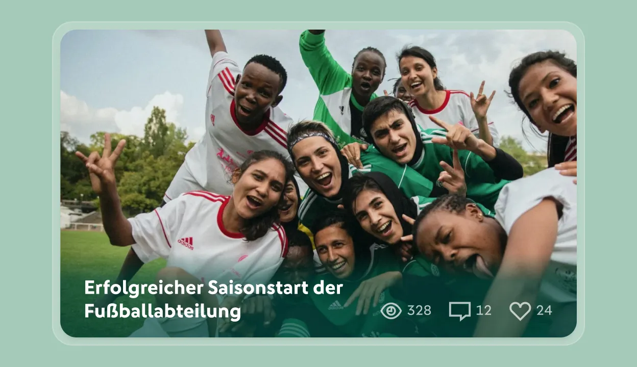 Fröhliche, vielfältige Fußballmannschaft, die auf einem Spielfeld zusammen lächelt und Siegzeichen zeigt.