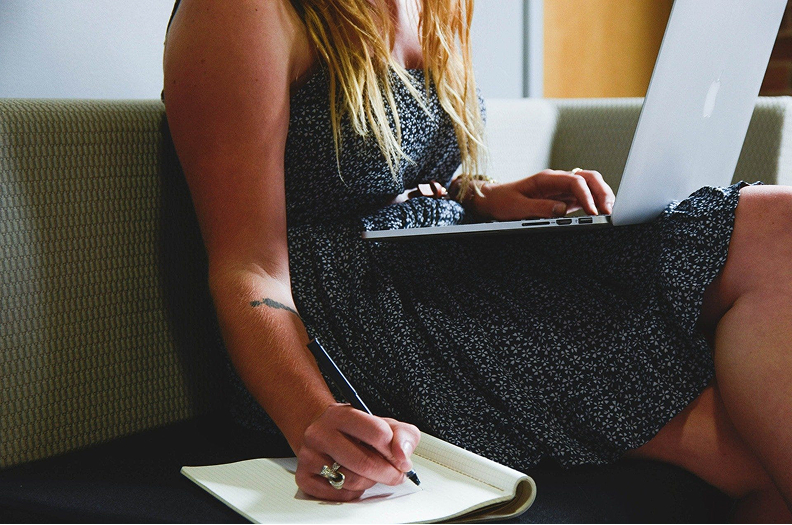girl sitting on the sofa with her laptop