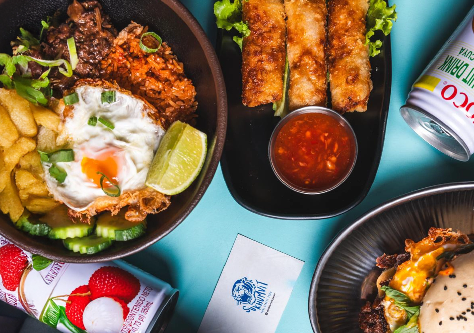Burger bao Sukhumvit avec sauce satay, frites maison et condiments thaï