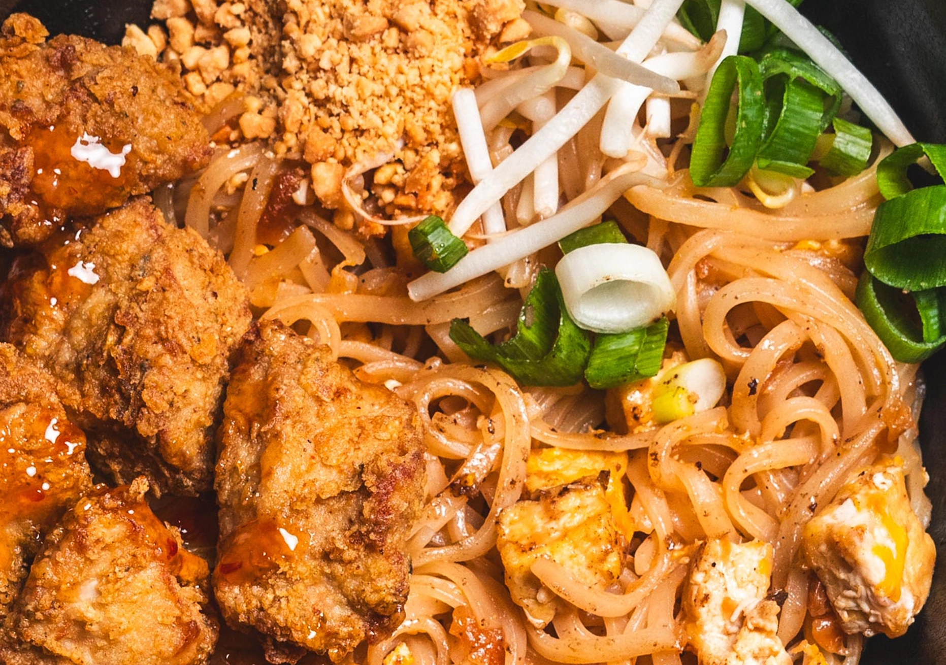 Bo bun food truck Sukhumvit avec bœuf grillé, vermicelles de riz et légumes frais