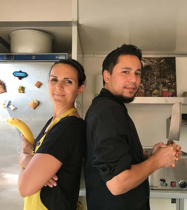 Daniel Chau et Kelly Weuilly gérants food truck Sukhumvit Paris devant leur camion bleu