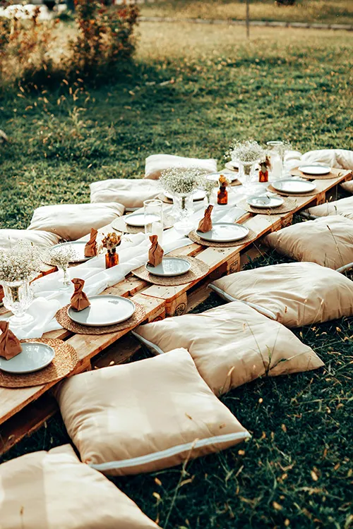 Événement privé mariage en extérieur avec décoration florale et table dressée