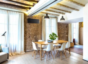 Intérieure moderne et chaleureux avec une pompe à chaleur air air noir