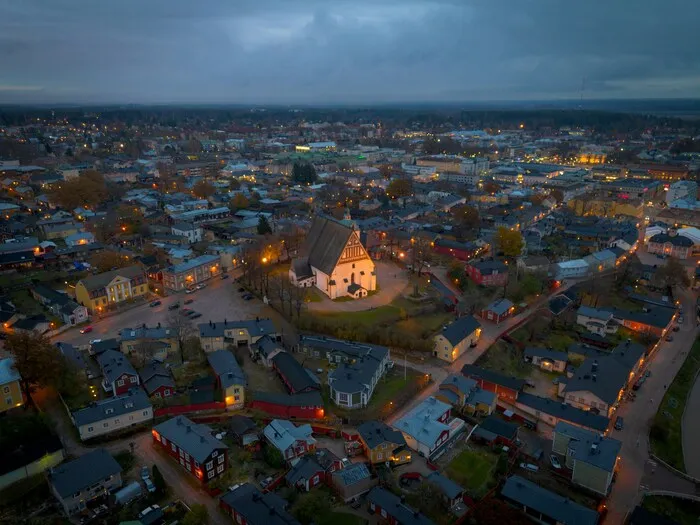 A private city tour combining Helsinki’s main landmarks with the wooden Old Town of Porvoo. The route includes private transport, local guiding, architecture, riverside views, and a chocolate stop in one of Finland’s most atmospheric historic towns.