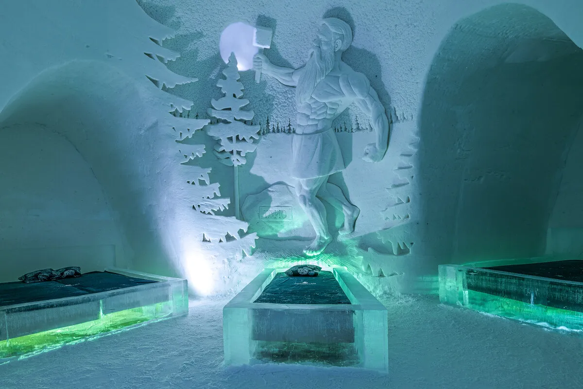 Tall snow relief with symmetrical patterns and pointed spires
