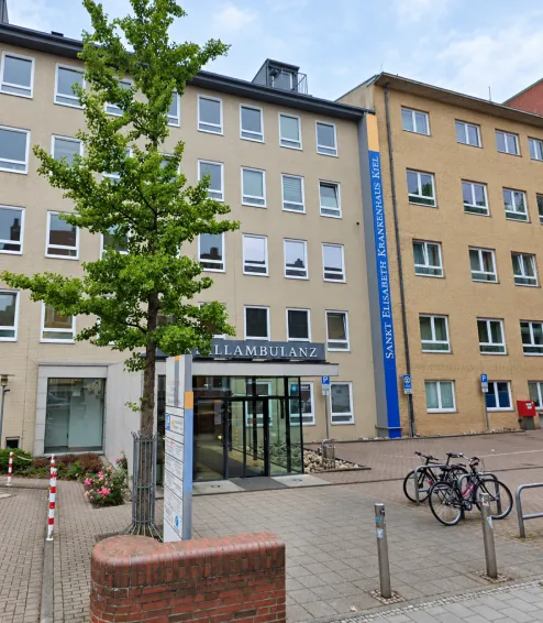 Moderner Bürogebäudekomplex mit Glasfassaden und mehreren Etagen.
