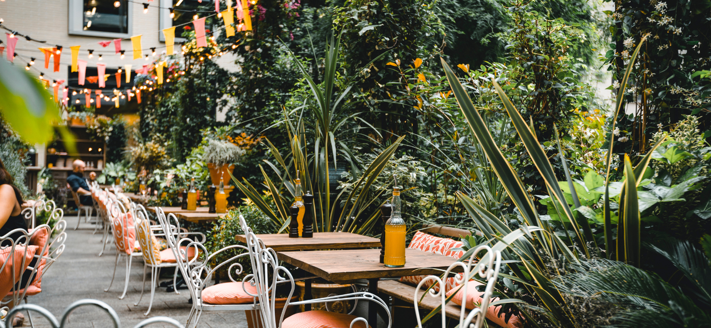 Letni ogródek przy kawiarni lub restauracji. Kiedy potrzebna jest zgoda?