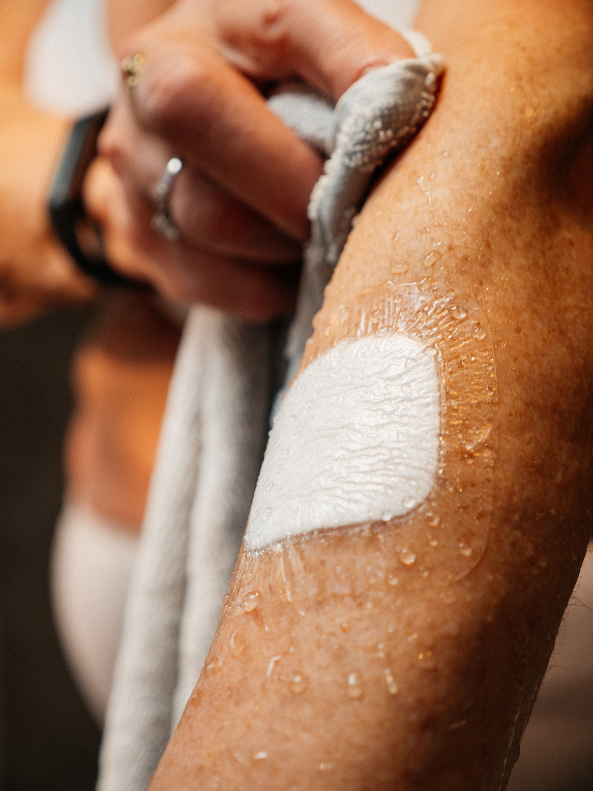 Wound bandage moist water resistant
