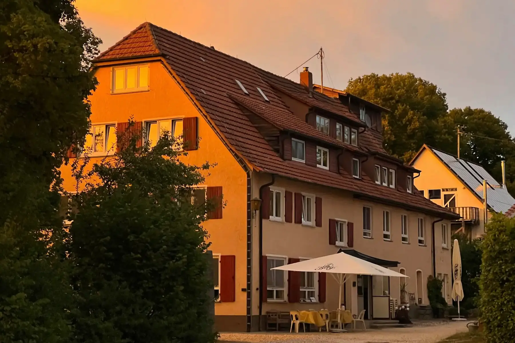 Seminarhaus auf der Schwäbischen Alb bei Sonnenuntergang
