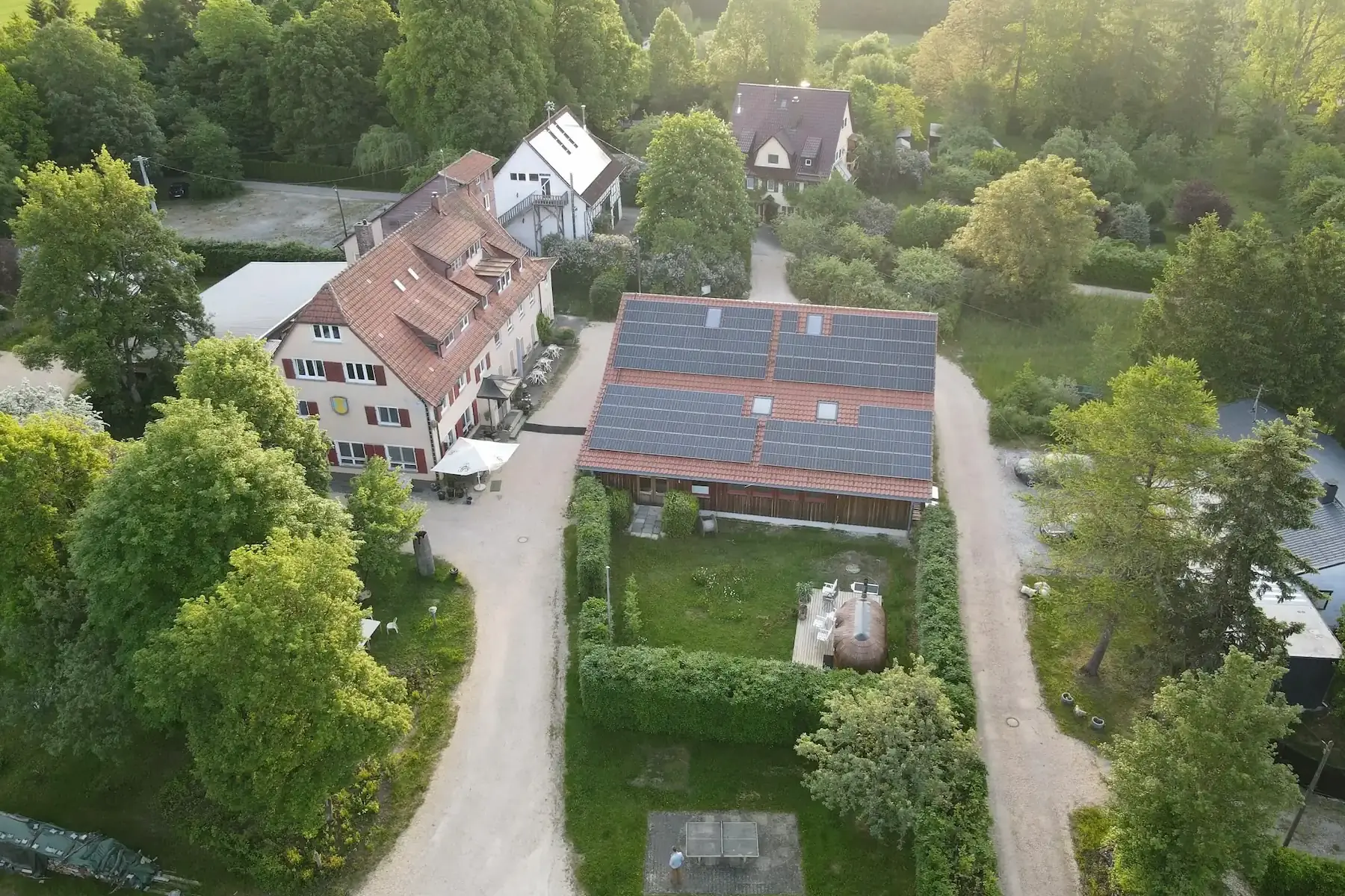 Luftaufnahme eines Seminarhauses mit Gästehaus und großzügigen Außenanlagen