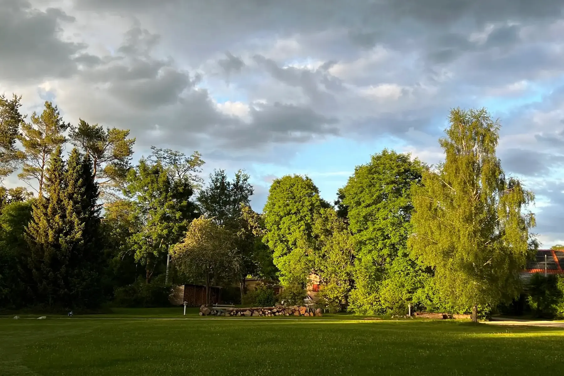 Großzügige Garten- und Freiflächen eines Seminarhauses