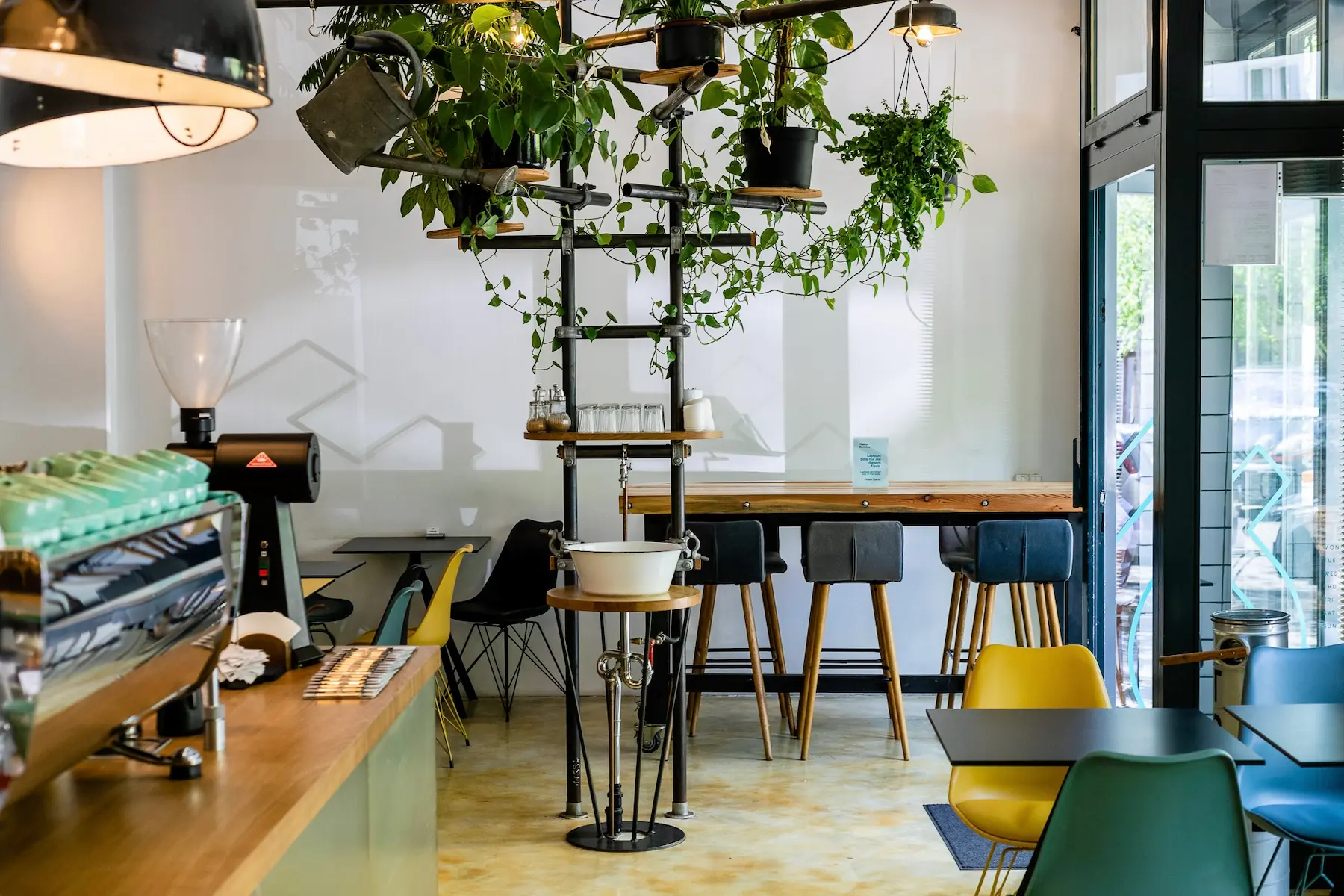 Innenansicht eines erfolgreich verkauften Specialty-Coffee- und Brunch-Restaurants in Berlin-Friedrichshain