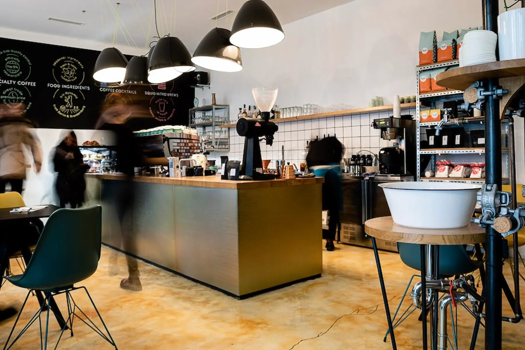 Specialty-Coffee-Bar und offener Thekenbereich eines modernen Cafés in Berlin