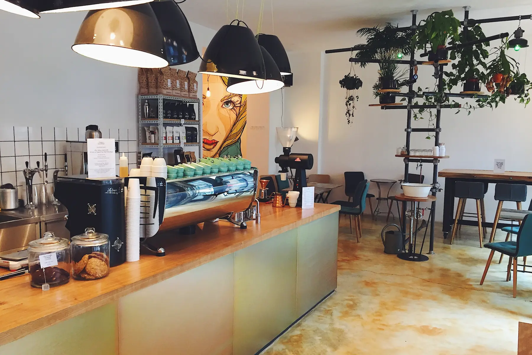 Innenansicht eines modernen Specialty-Coffee- und Brunch-Restaurants in Berlin