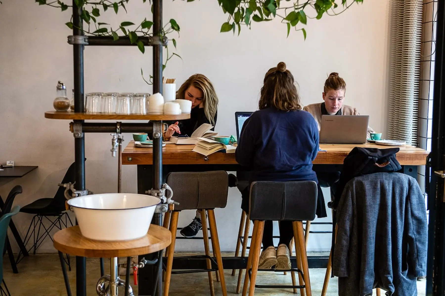 Gemeinschaftstisch in einem Specialty-Coffee- und Brunch-Restaurant in Berlin