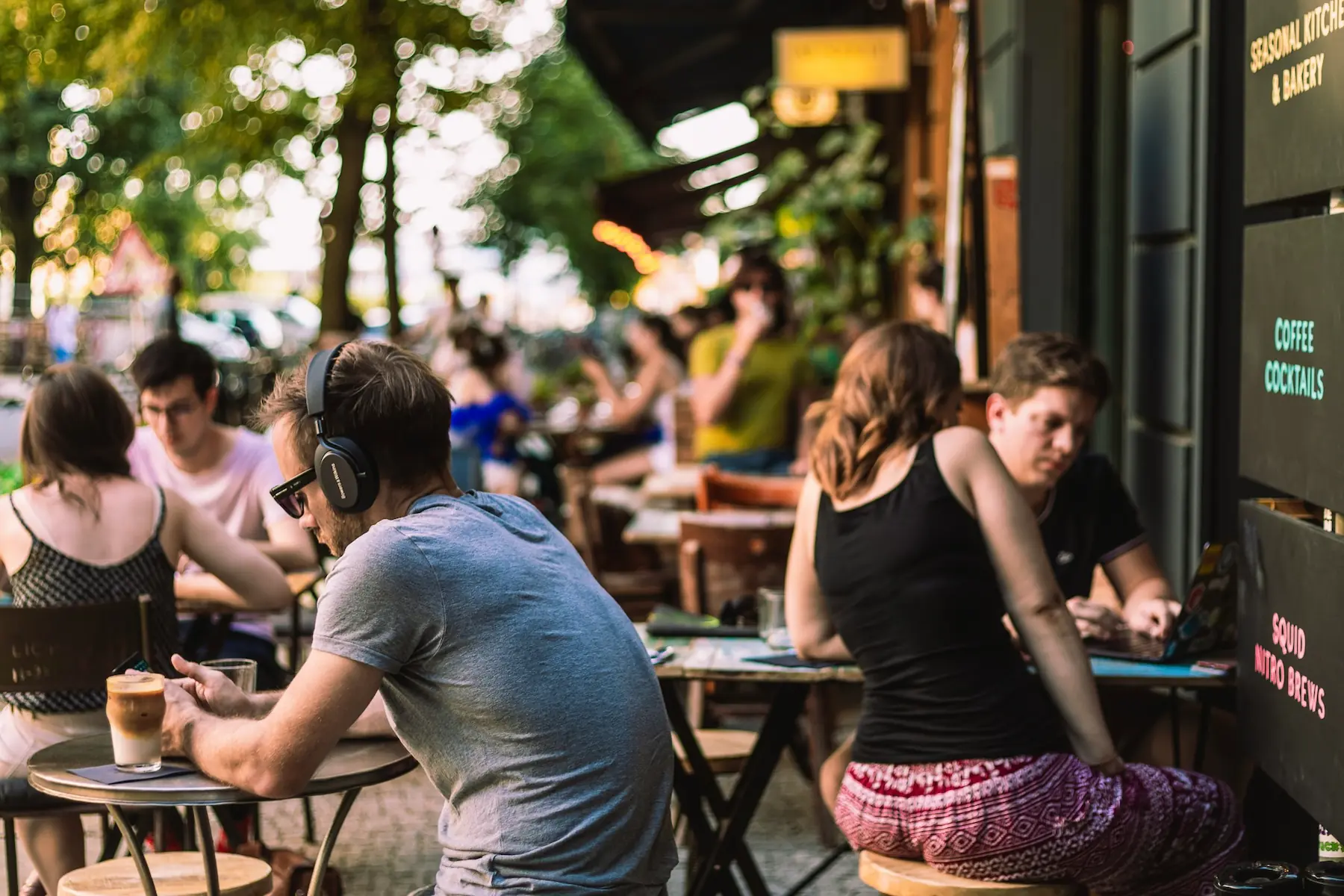 Belebte Außenterrasse eines Specialty-Coffee- und Brunch-Restaurants in Berlin-Friedrichshain