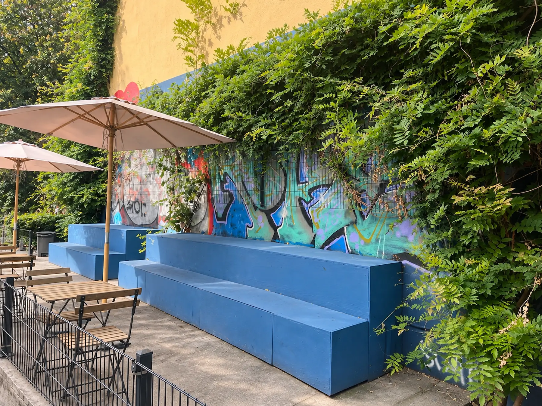 Großzügige begrünte Außenterrasse mit Sitzplätzen für Gastronomie und Sommerbetrieb in Berlin-Kreuzberg.