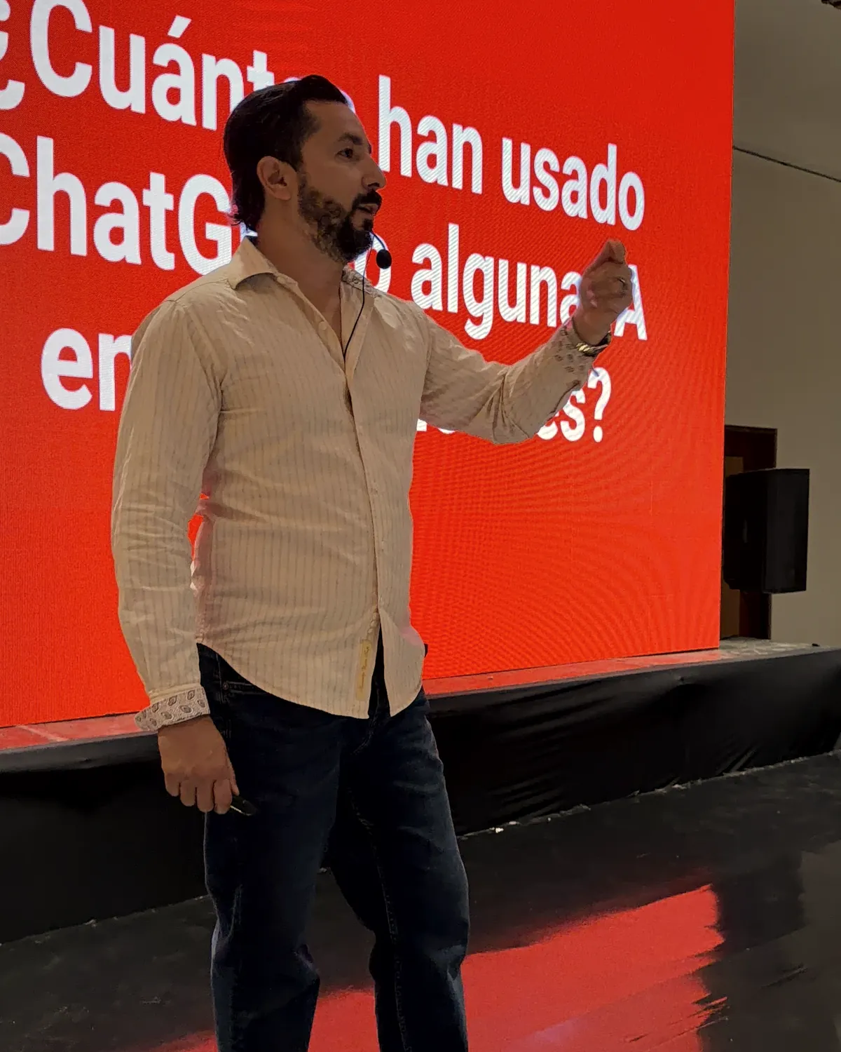 Daniel Villarreal en conferencia preguntando a la audiencia cuántos han usado ChatGPT