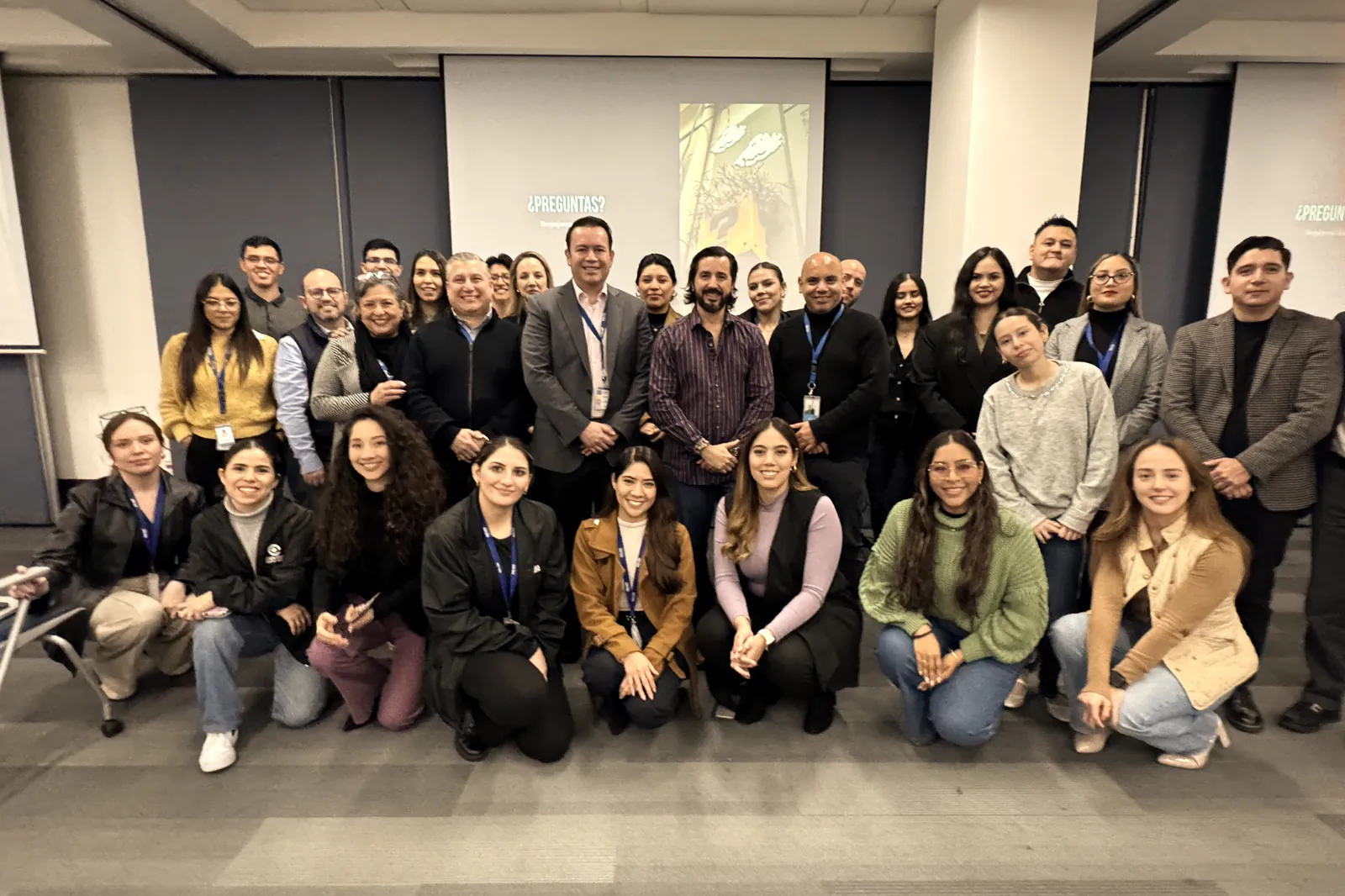 Equipo corporativo al cierre de un taller ejecutivo de IA con Daniel Villarreal