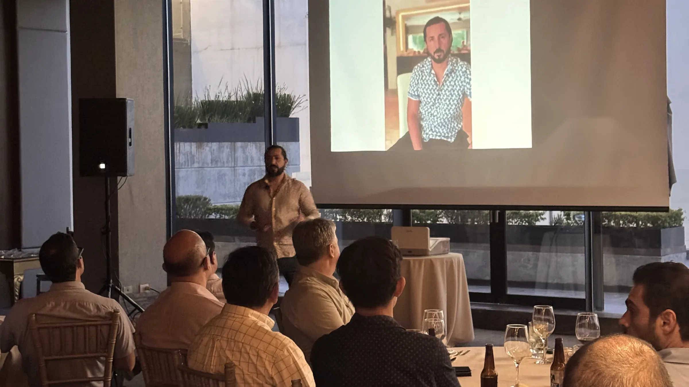 Daniel Villarreal facilitando sesión de IA con grupo de ejecutivos