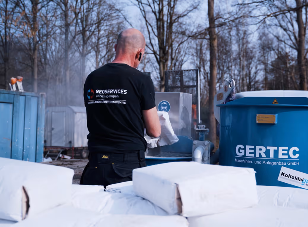 Een technicus in een Geoservices-shirt die buiten aan het werk is in de buurt van industriële apparatuur met het opschrift GERTEC.