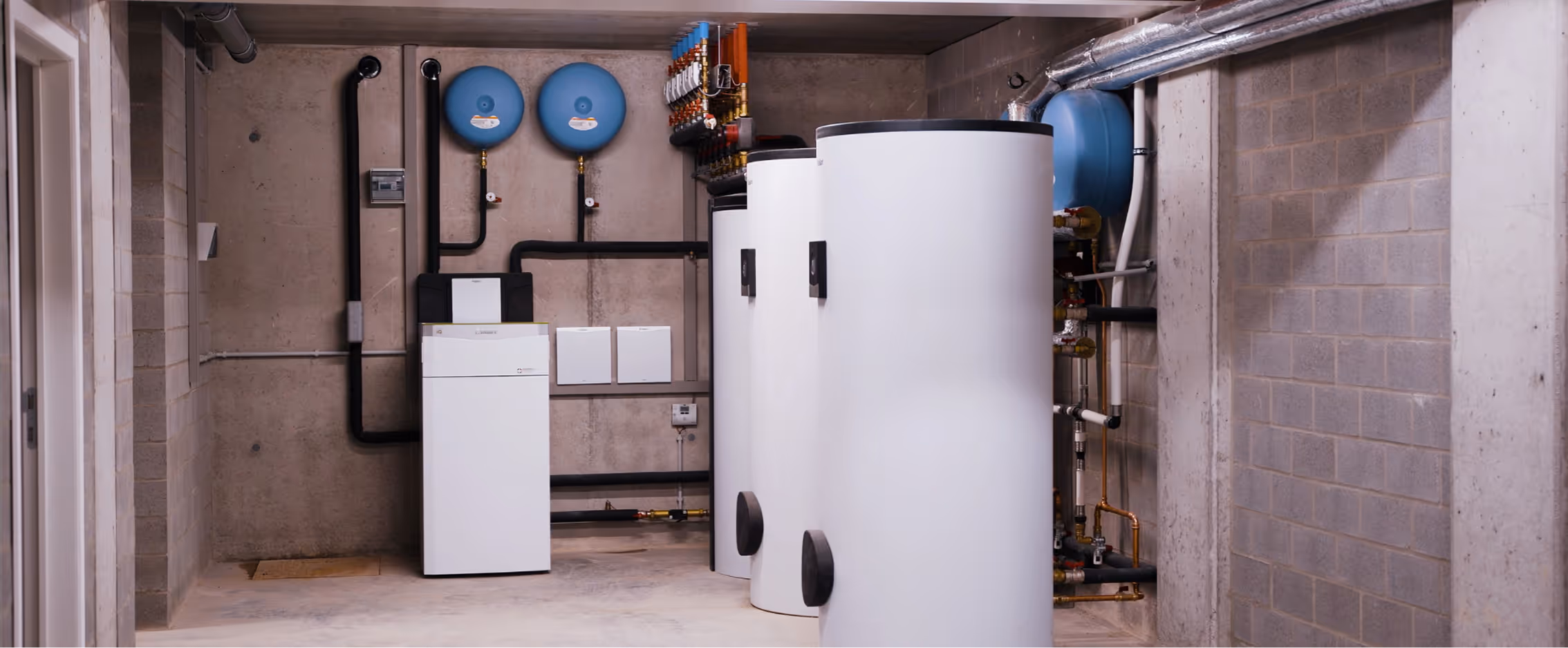 Warmtepompen in een betonnen ruimte.