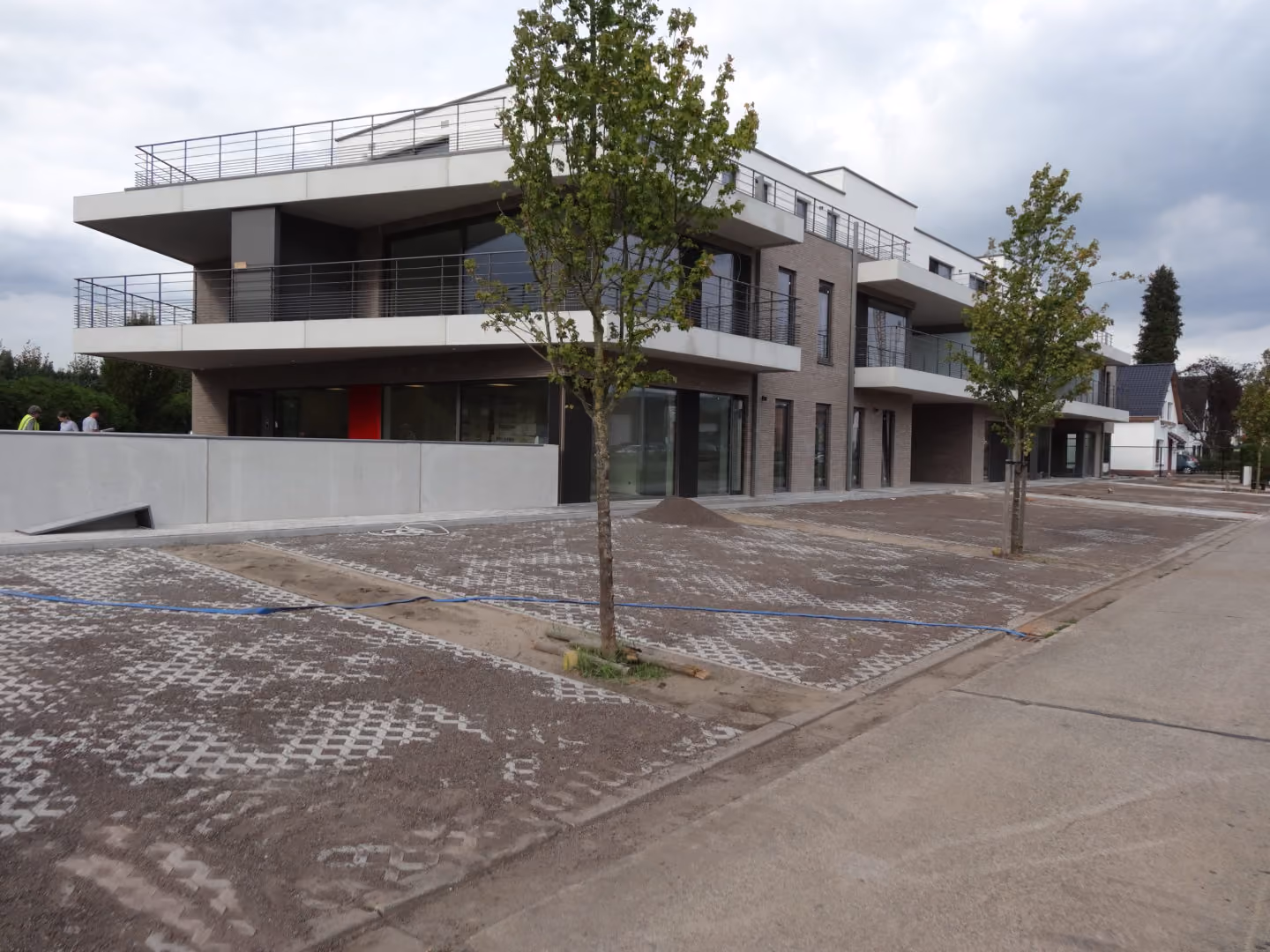 Bodem-water warmtepompinstallatie van Geoservices voor dokterspraktijken en appartementen in Schilde