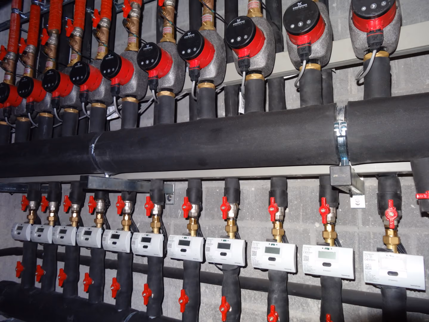 Leidingwerk en collectoren van de warmtepompinstallatie in Schilde