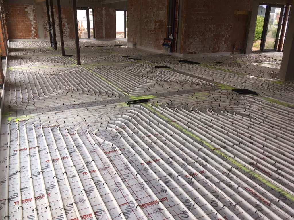 Twaalf verticale sondes van 125 meter aan de voorkant van het gebouw in Schilde