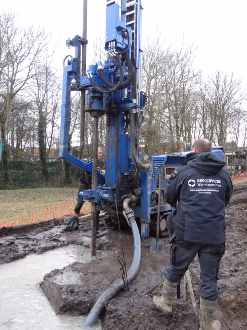 Boiler en buffervat van de geothermische warmtepomp in een rijwoning in Beerse