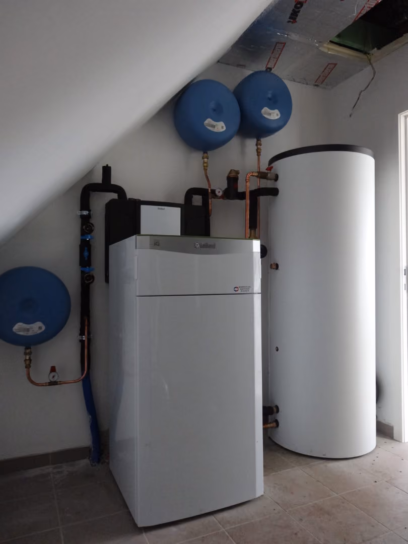Leidingwerk van de warmtepompinstallatie in de nieuwbouwwoningen in Beerse