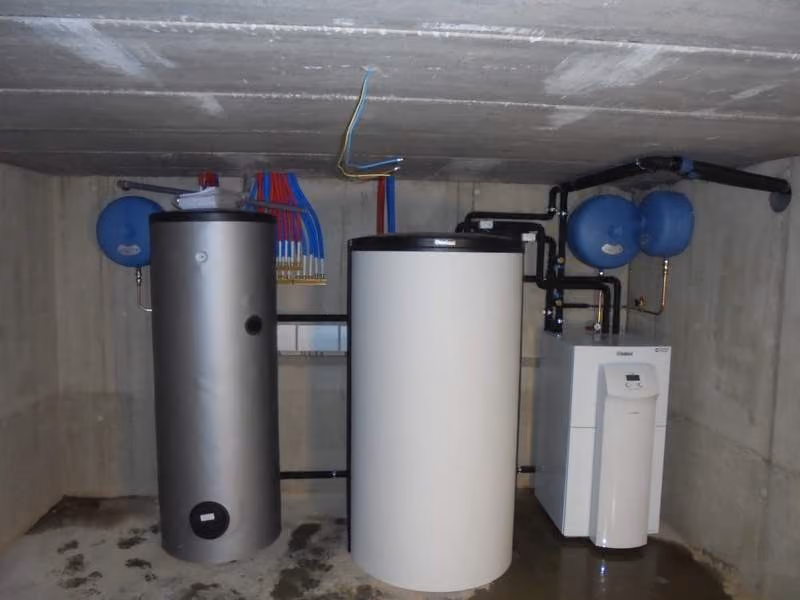 Buffervat en mengmodules van de warmtepompinstallatie in Keerbergen