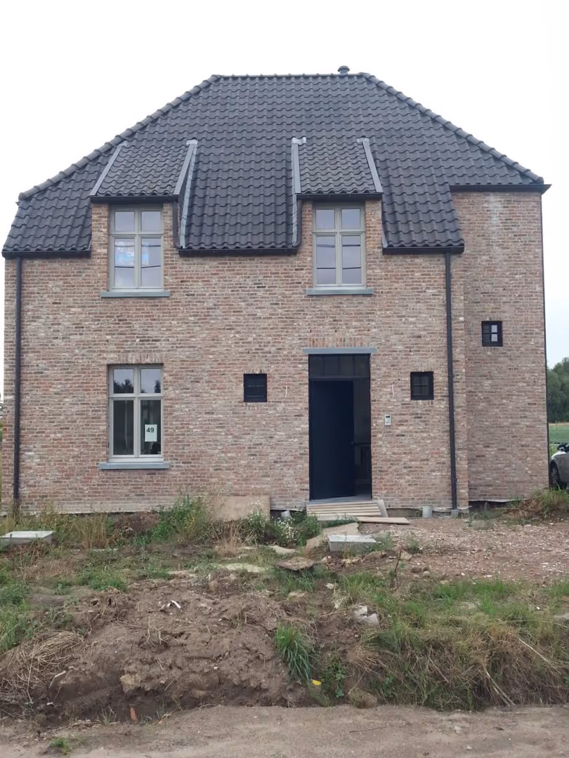 Warmtepomp met boiler en leidingwerk in de woning in Putte