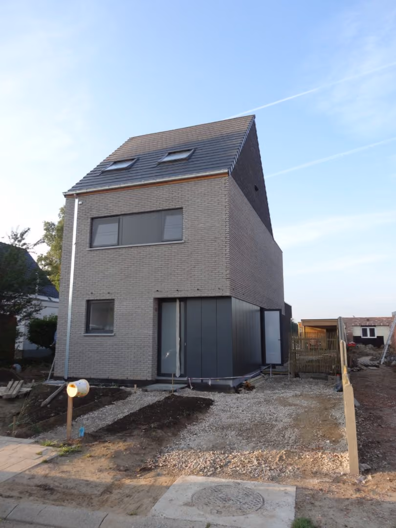 Warmtepompinstallatie met buffervat en leidingwerk in Wommelgem
