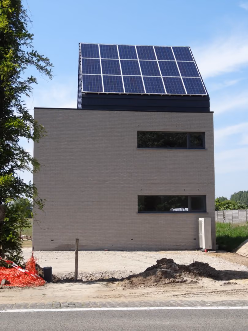 Buitenunit van de lucht-water warmtepomp aan de voorgevel van de woning in Lier