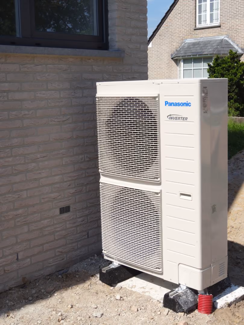 Panasonic lucht-water warmtepomp geplaatst door Geoservices in een woning in Lier