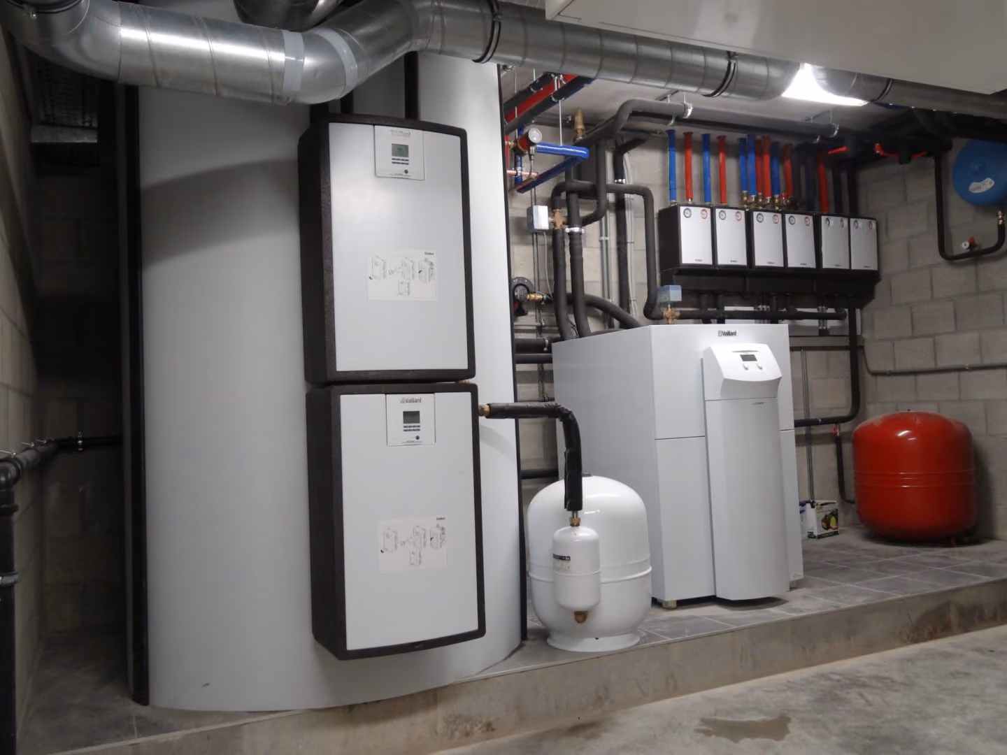 Geothermische warmtepomp van 30 kW geplaatst door Geoservices in een woning in Kessel