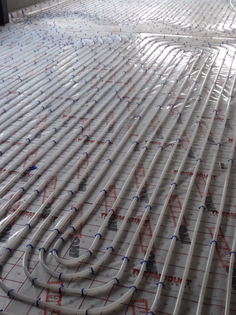 Leidingwerk van de geothermische warmtepompinstallatie in de kantoren in Rijkevorsel