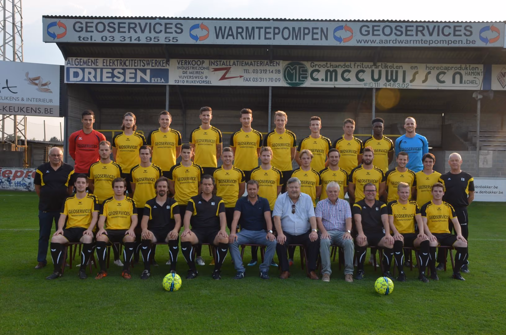 Ploegfoto van voetbalclub KFC Zwarte Leeuw met Geoservices als shirtsponsor