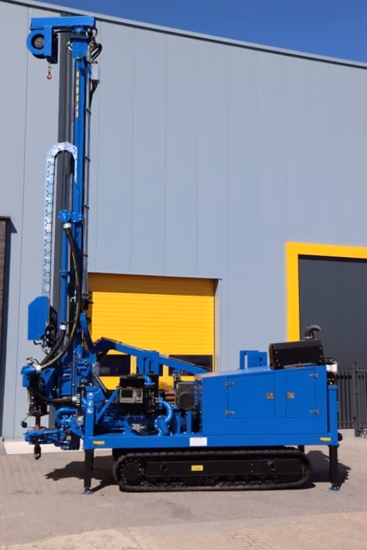 Conrad Boxer 200 boortoren op rupsonderstel met opgerichte mast