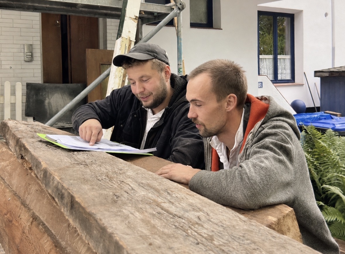 Die beiden Inhaber der Zimmerei HABRO Holzbau beim Lesen eines Plans