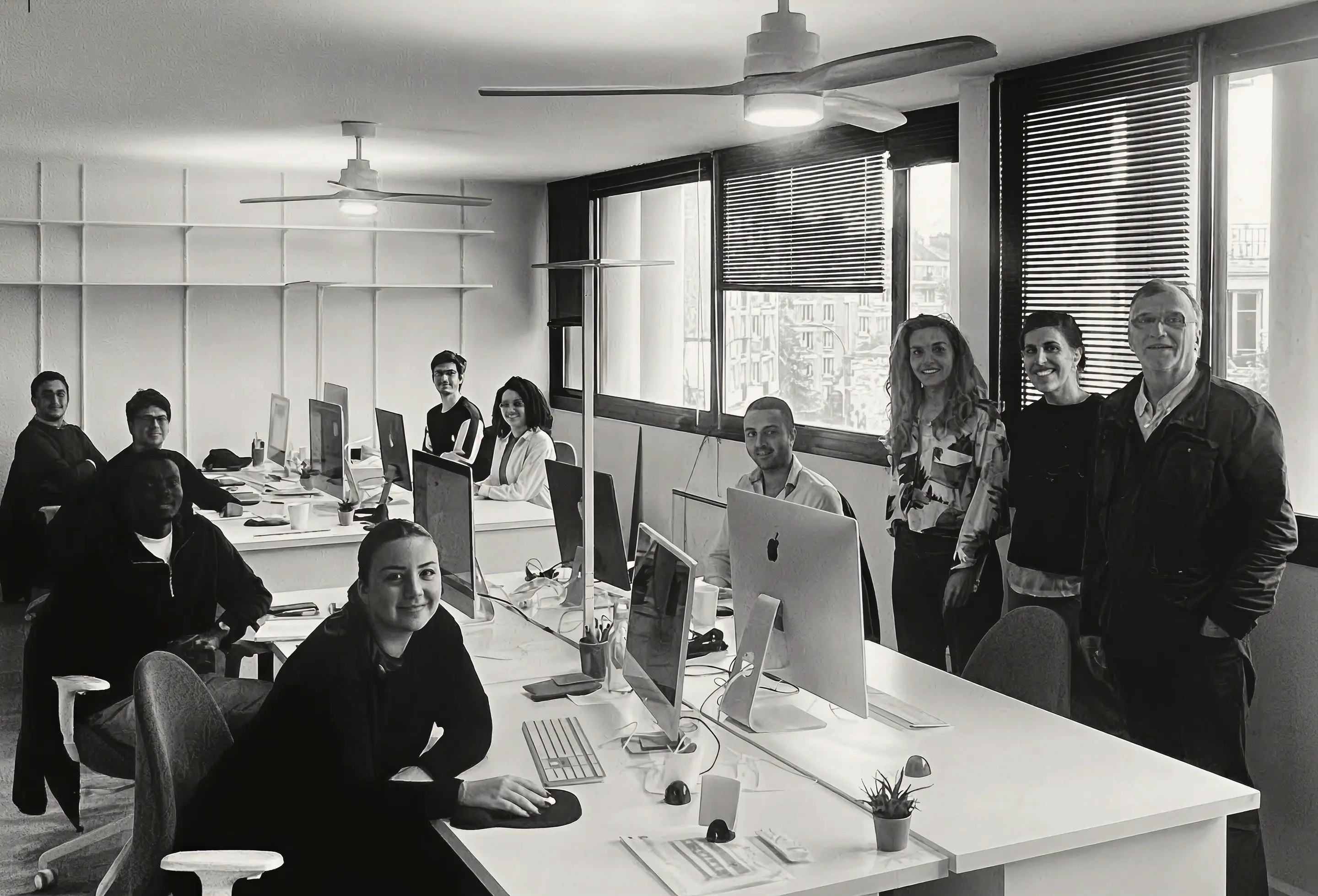 Équipe d'Architecture Pélegrin travaillant dans un bureau moderne avec ordinateurs.