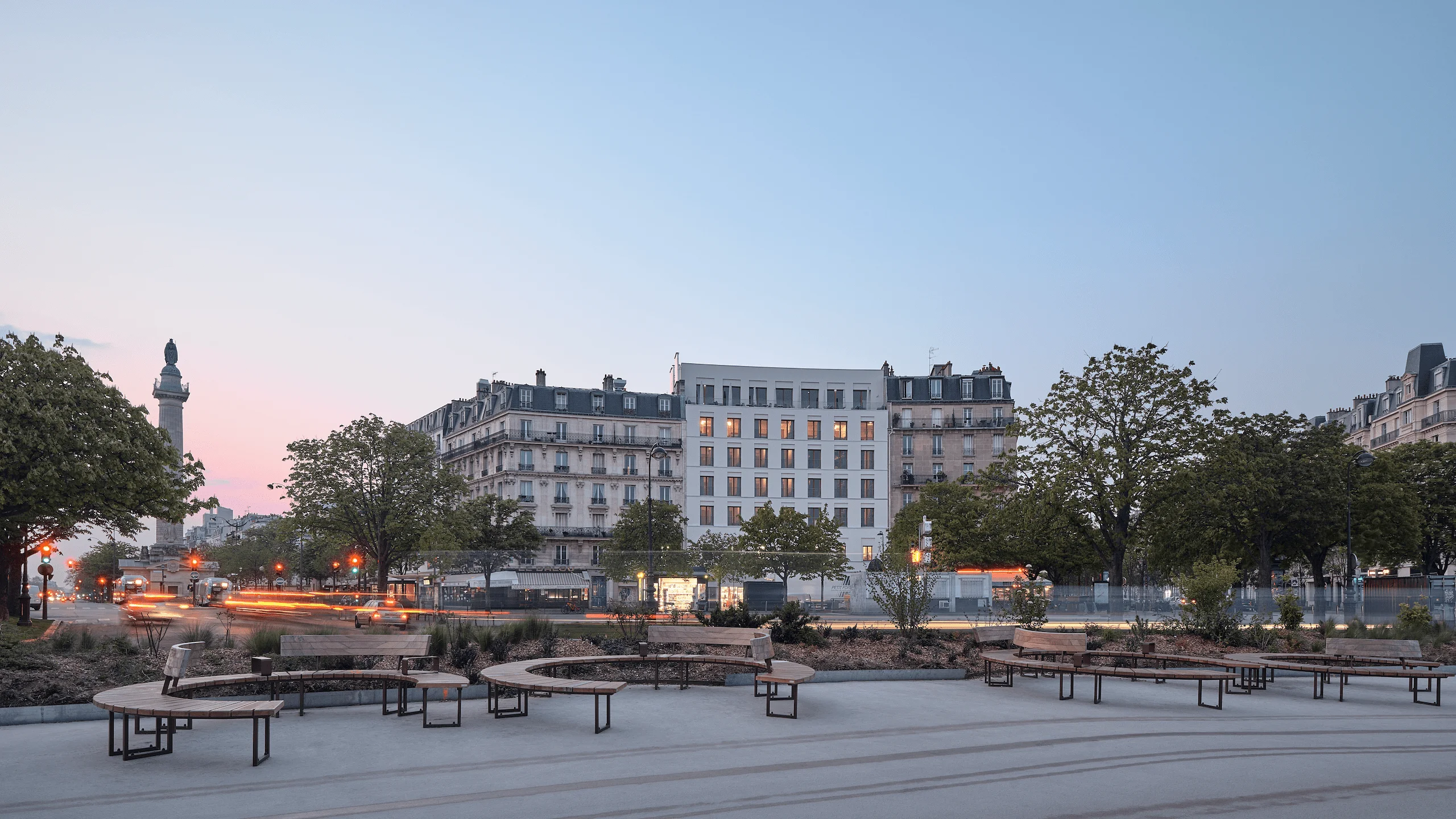 Façade sur rue — surélévation d'une auberge de jeunesse Les Piaules, place de la Nation, Paris 12e