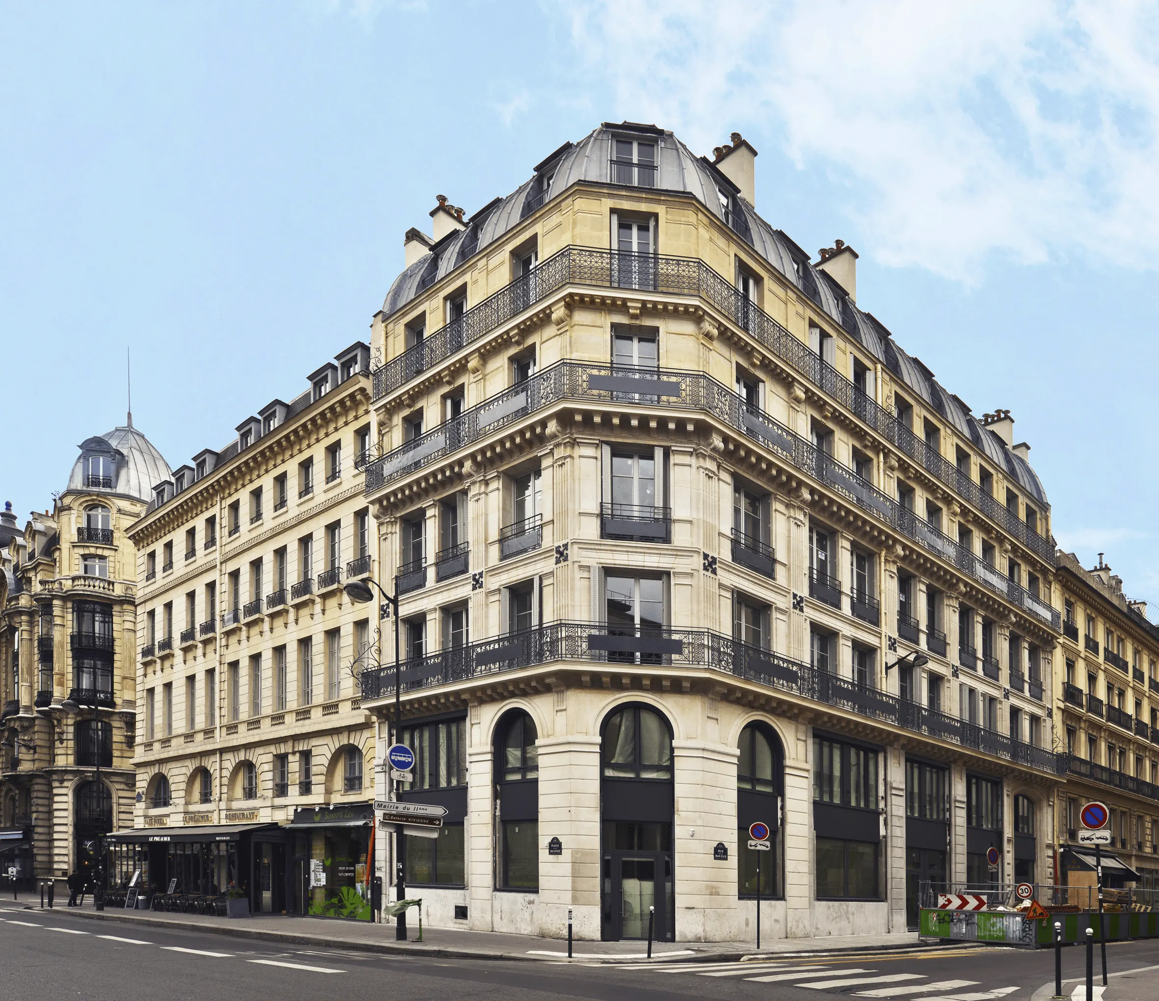 Façade sur rue — transformation d'un immeuble de bureaux en logements sociaux, place de la Bourse, Paris 2e