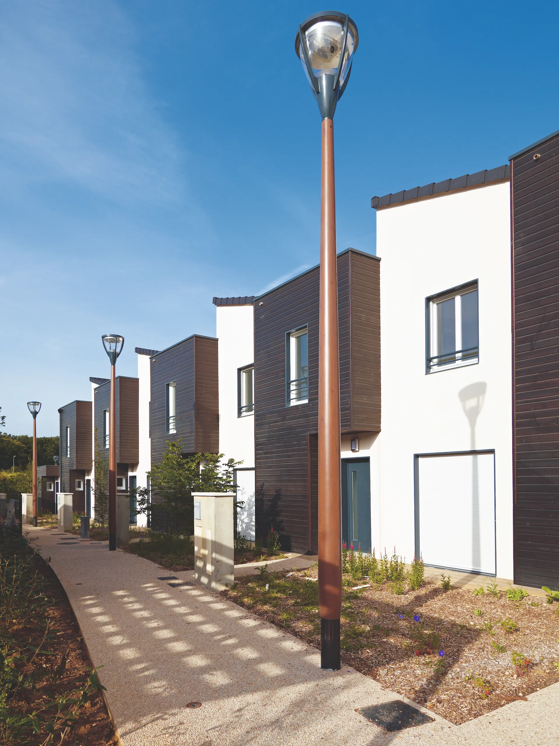 Vue de rue — création hors-site d'un écoquartier de 75 maisons de ville, Bois Plaisance, Vert-Saint-Denis (77)